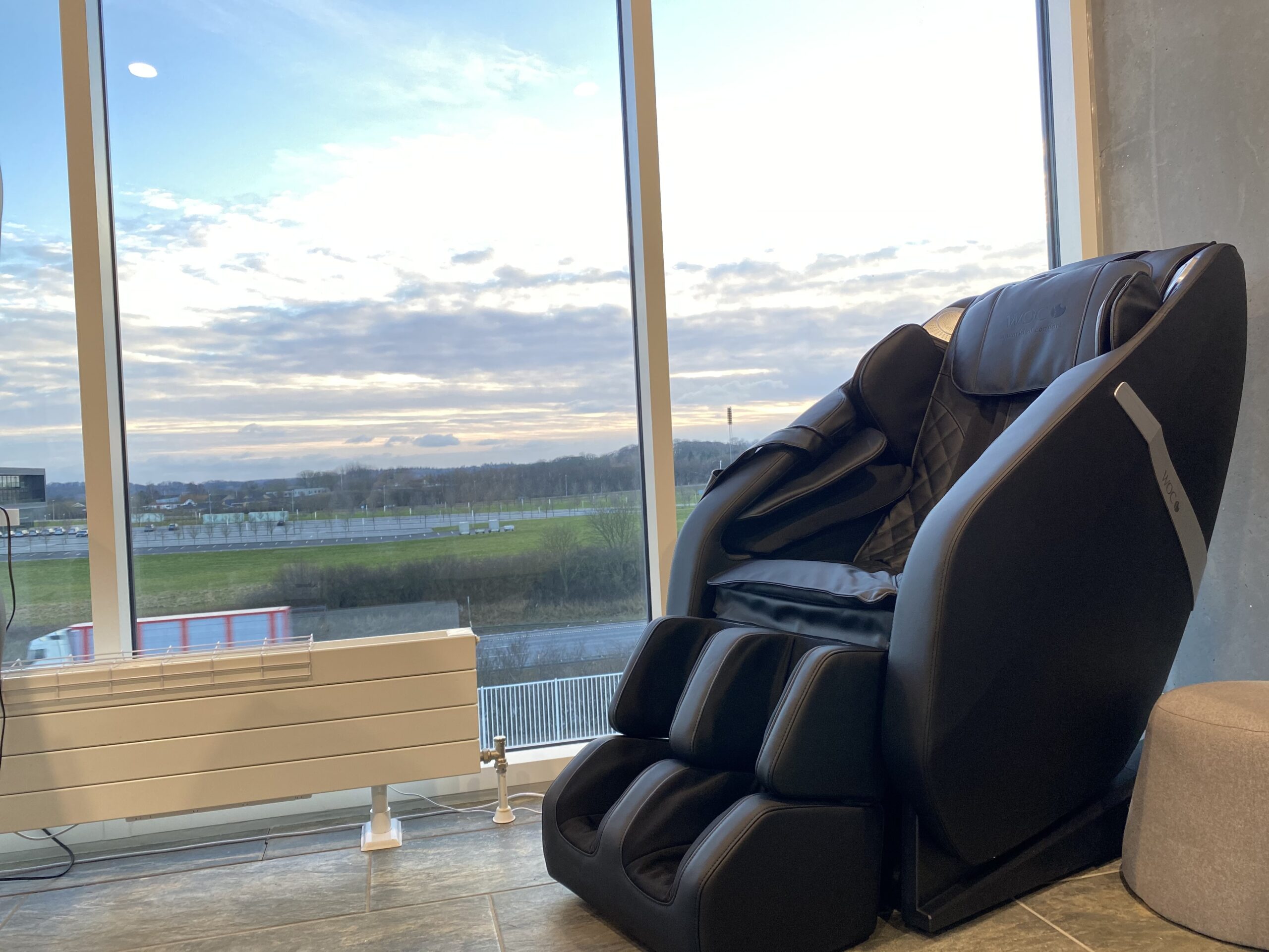 Atmos massage stol i svart i takvåning dansk design